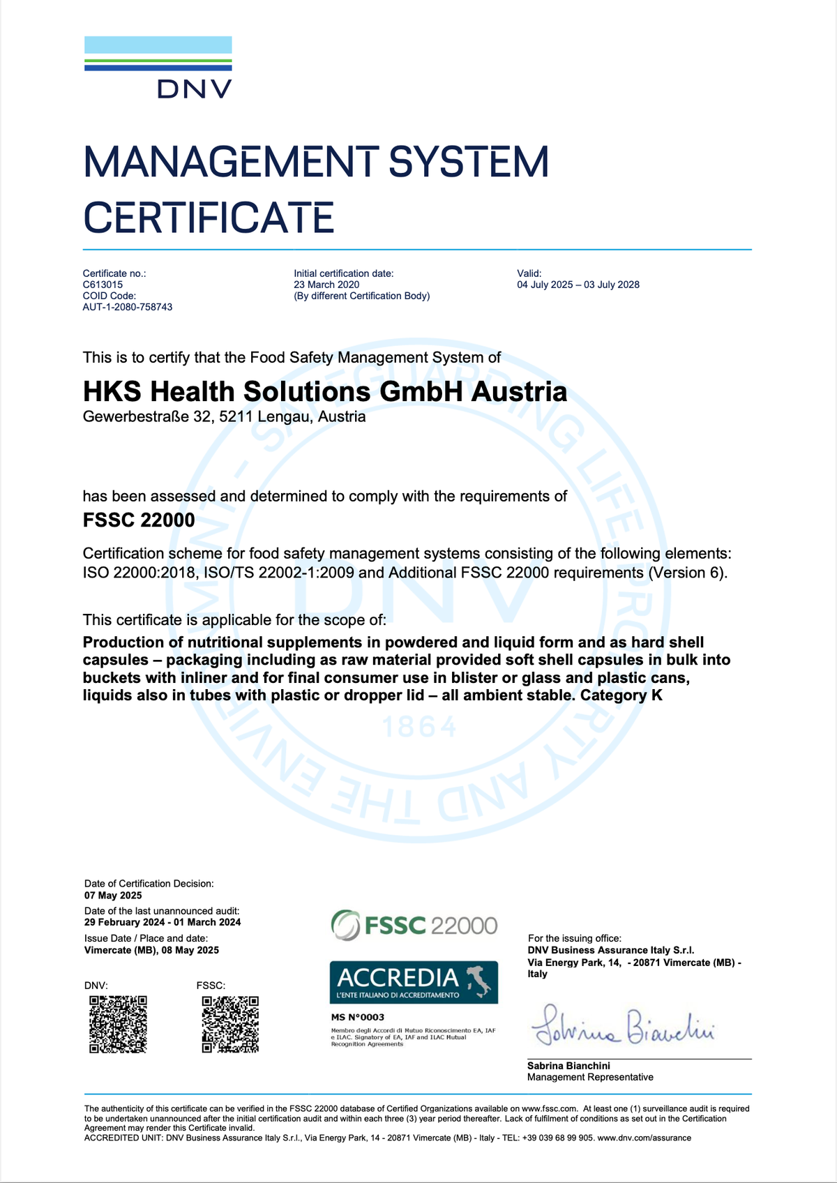 Zertifikat unseres Produktionspartners HKS Health Solutions GmbH in Lengau (Oberösterreich) – FSSC 22000 Zertifizierung (gültig bis 03. Juli 2028). Die Echtheit kann jederzeit in der offiziellen FSSC-Datenbank unter www.fssc.com geprüft werden