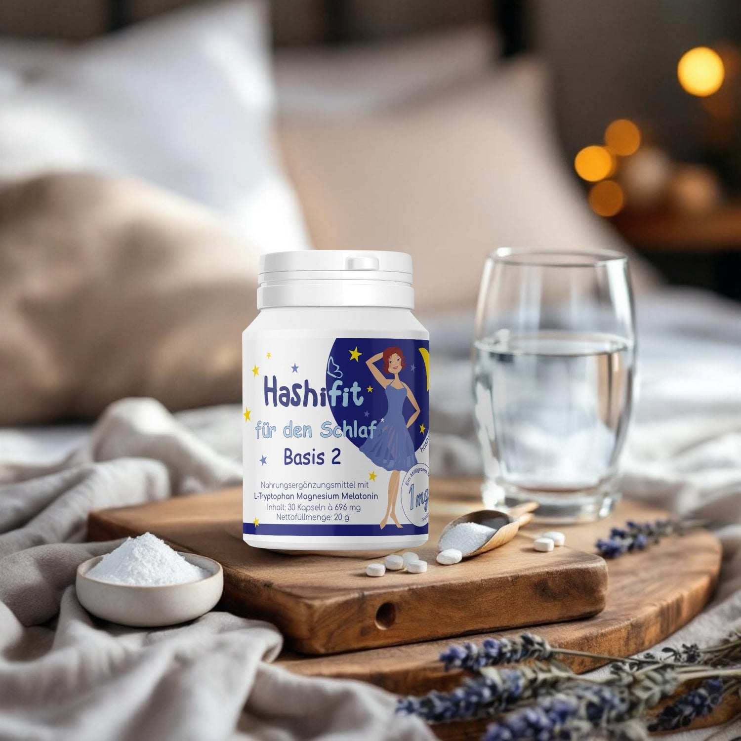 das produkt hashifit für den schlaf steht auf einem stüch holu und ein glas wasser dahinteraf das bild steht auf eiinem bett ein kleines schälchen mit Pulfer daneben