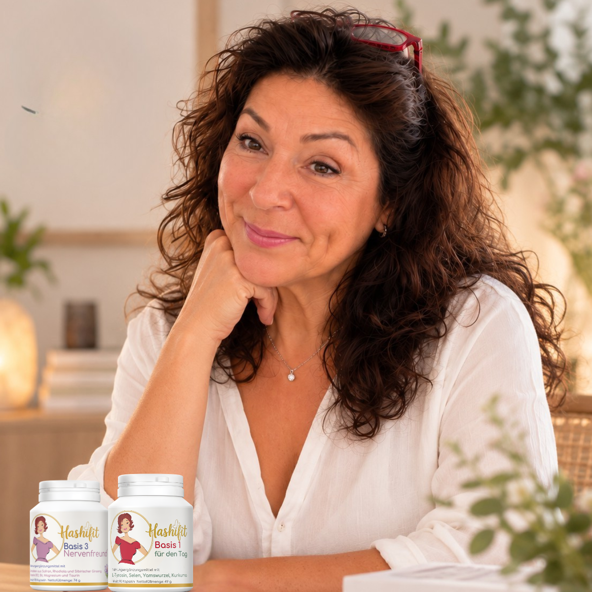 Parri Mortazavi mit basis 1und basis 3 auf dem tisch vor ihr
