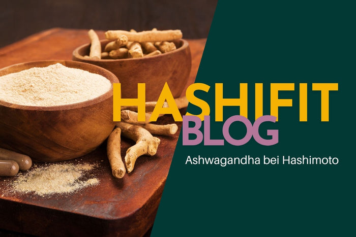 Adaptogene Pflanzen wie Ashwagandha in einer naturheilkundlichen Darstellung auf Holzuntergrund