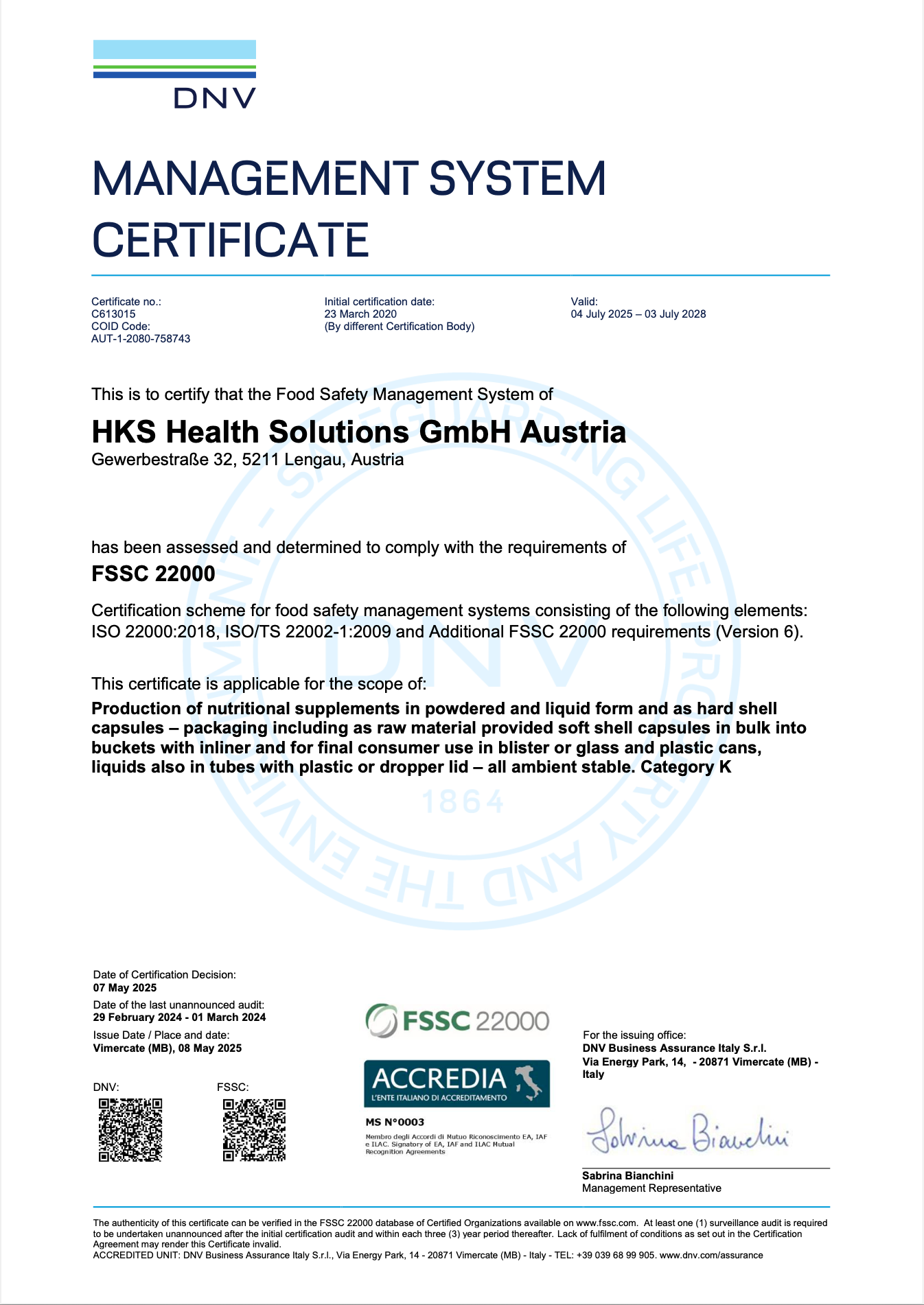 Zertifikat unseres Produktionspartners HKS Health Solutions GmbH in Lengau (Oberösterreich) – FSSC 22000 Zertifizierung (gültig bis 03. Juli 2028). Die Echtheit kann jederzeit in der offiziellen FSSC-Datenbank unter www.fssc.com geprüft werden