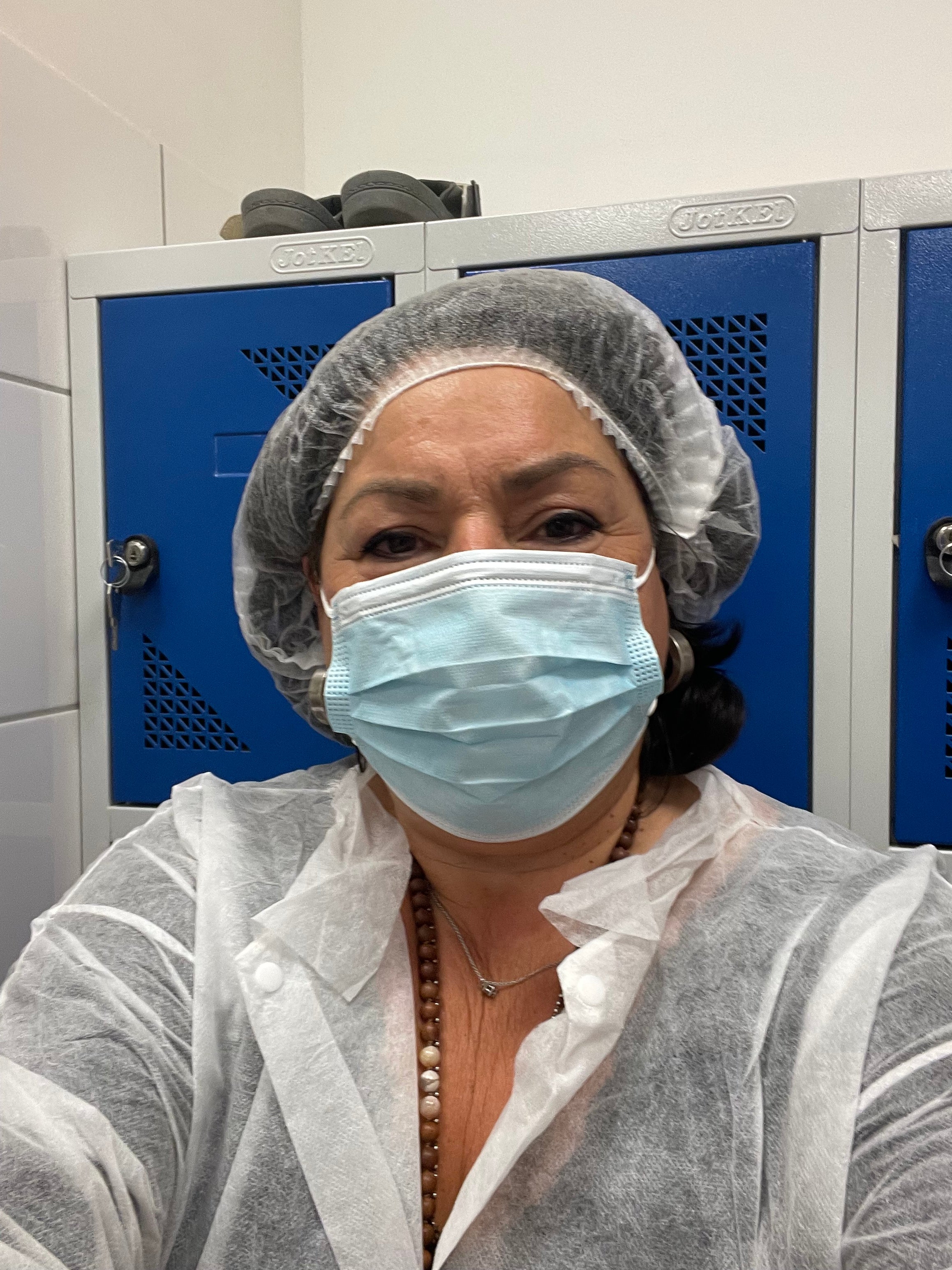Hashifit Gründerin Parri mit Maske und Haube in der Produktion – Qualitätskontrolle vor Ort