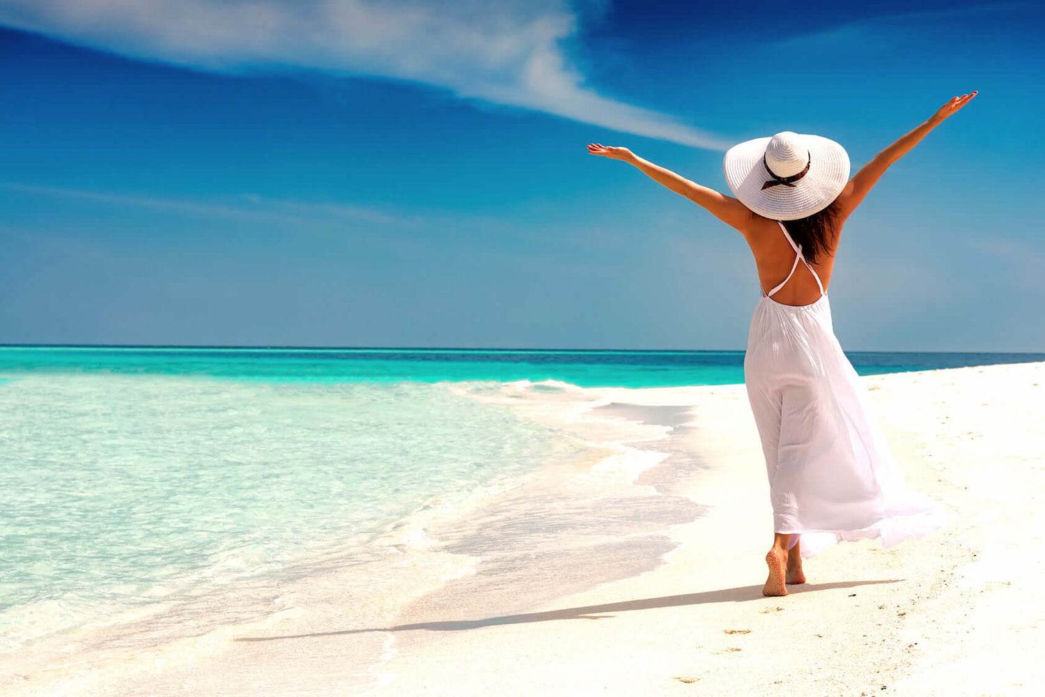 Frau am Strand mit Hashifit Set Basis 1 und 3 – natürliche Unterstützung für Energie, Ruhe und Wohlbefinden