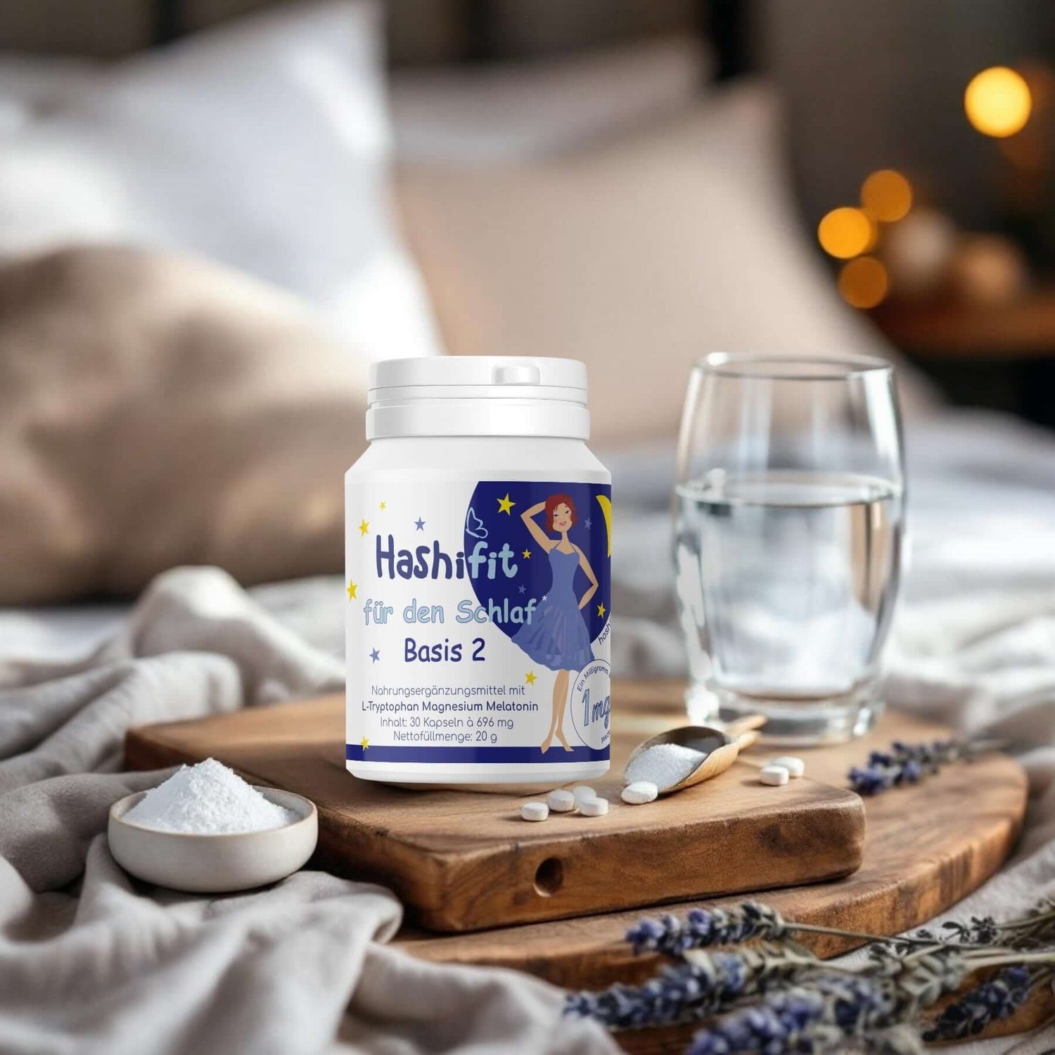 Hashifit Basis 2 auf Nachttisch mit Glas Wasser – natürliche Abendroutine für erholsamen Schlaf