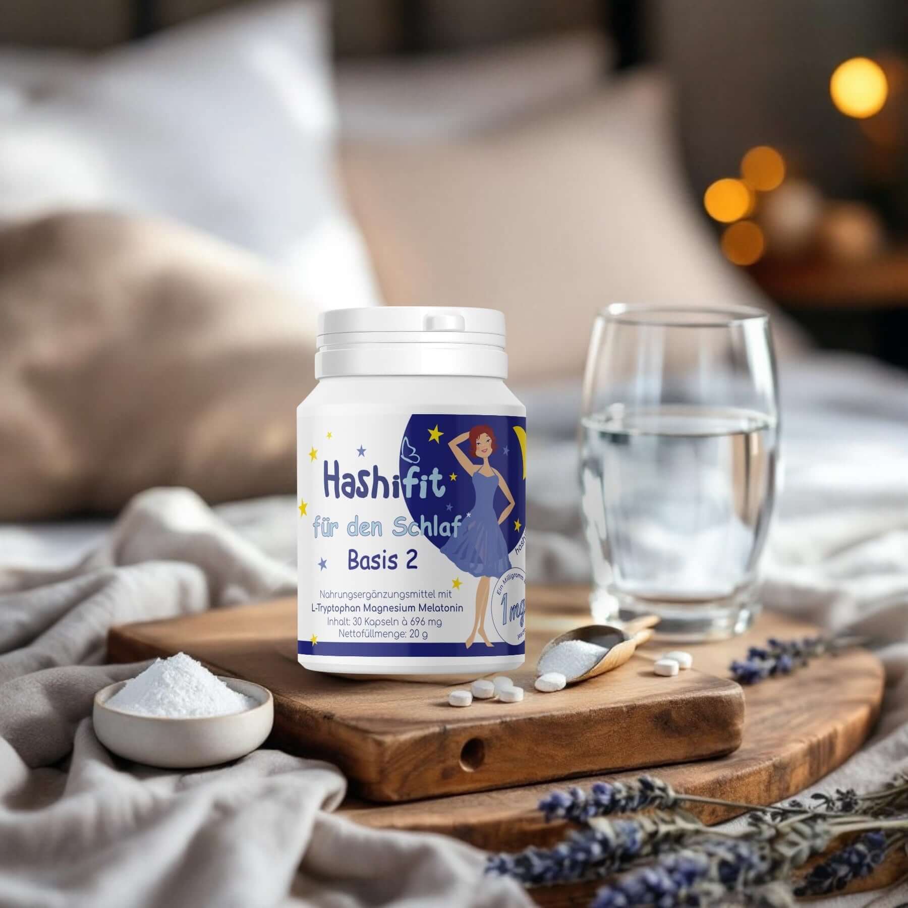 Hashifit Basis 2 auf Nachttisch mit Glas Wasser – natürliche Abendroutine für erholsamen Schlaf