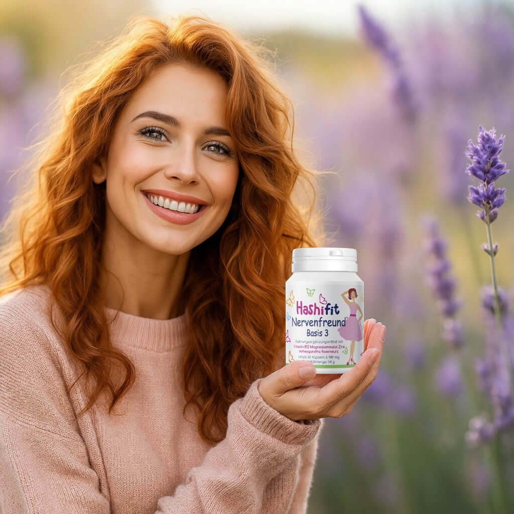 Frau im Lavendelfeld mit Hashifit-Produkt – Symbol für Ruhe, Ausgeglichenheit und natürliche Balance mit Basis 3 Nervenfreund