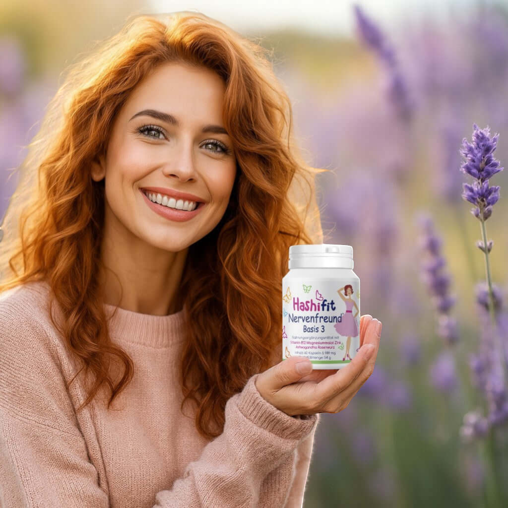 Frau im Lavendelfeld mit Hashifit-Produkt – Symbol für Ruhe, Ausgeglichenheit und natürliche Balance mit Basis 3 Nervenfreund