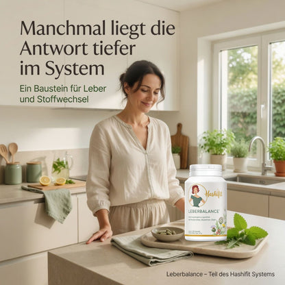 Frau in heller Küche mit Hashifit Leberbalance – Unterstützung für Leber und Stoffwechsel bei Hashimoto
